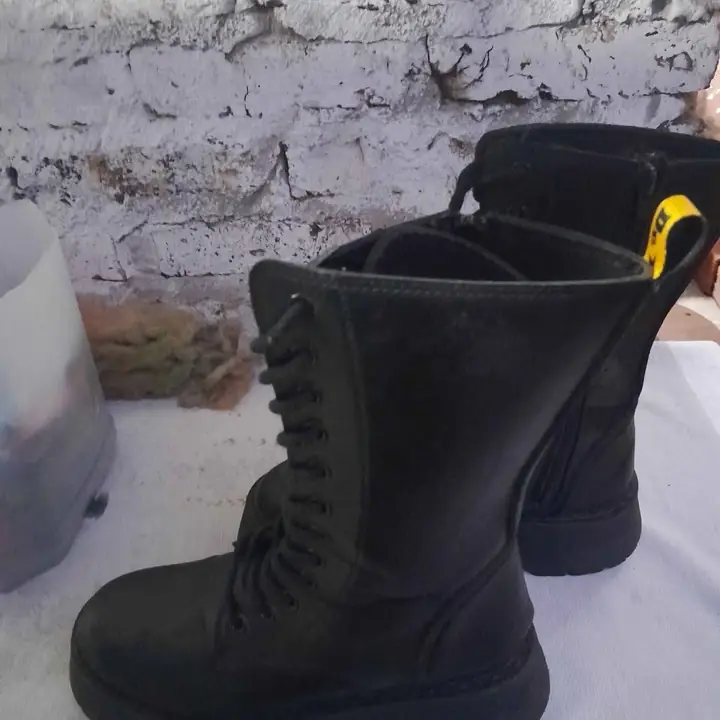 Hermosas botas altas con cierre en los costados talle.37 a 50 mil tal cual.las fotos retira x wilde