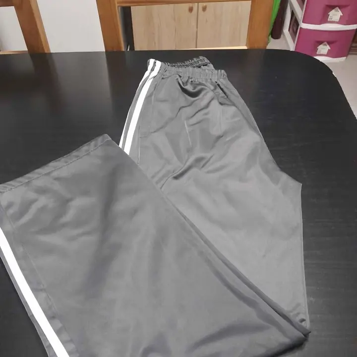 Vendo pantalon gris rigido ancho nuevo talle 6 unisex a 10 mil se rerira por wilde zona sur