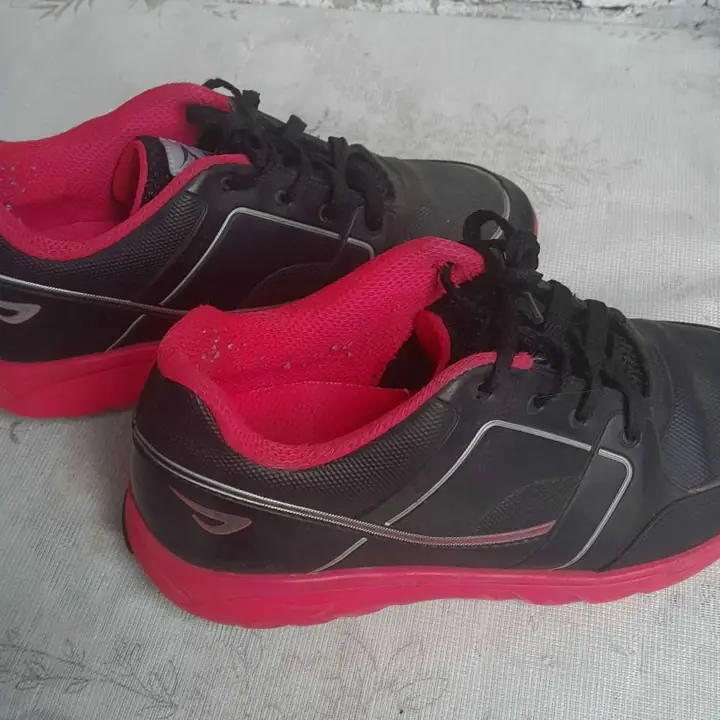 Vendo zapatillas con rueditas solo atras talle 36 estan en exelemte sstafo a 15 mil retira x wilde