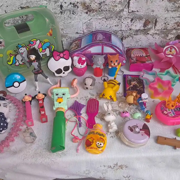 Combo surtido de jugjetes con maletita y auto alcancia a 12 mil se retira por wilde zona sur