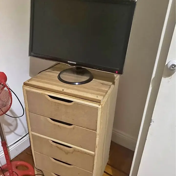 Cómoda más pantalla de computadora