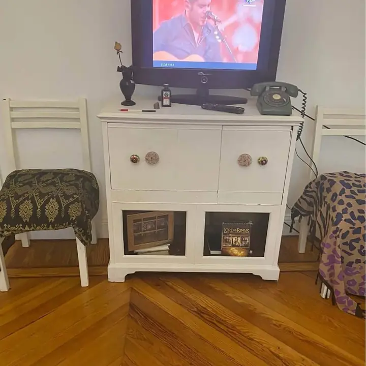 Mueble blanco porta televisión muy bien estado