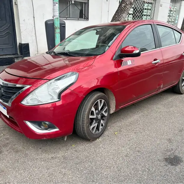 Nissan versa 1.6 exclusive 2018 con GNC y detalles - excelente precio