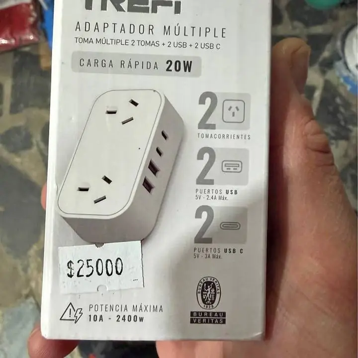 Adaptador múltiple con usb A y usb C con tomacorriente con protector de tensión