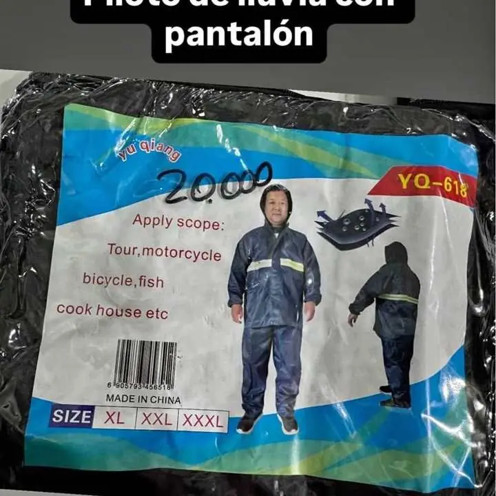 Piloto de lluvia con pantalón