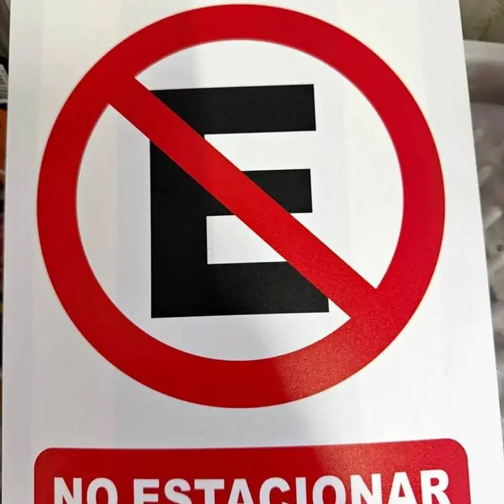 Cartel prohibido estacionar