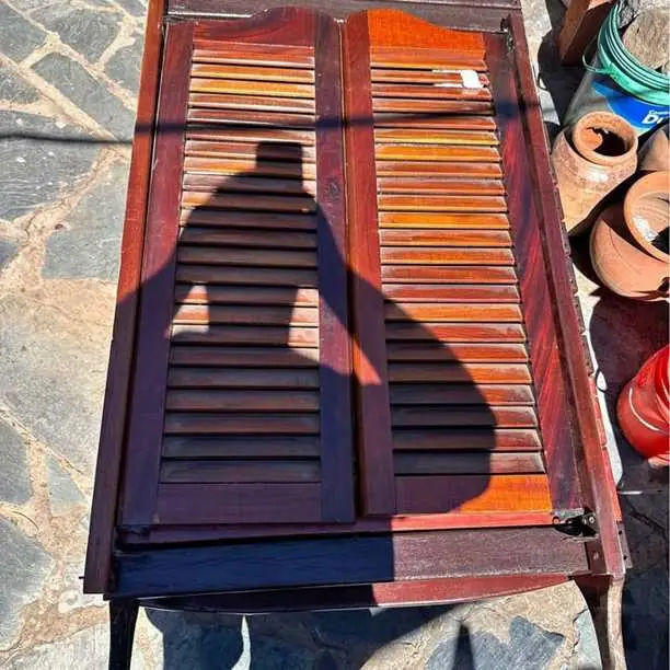 Puerta vaivén de cedro
