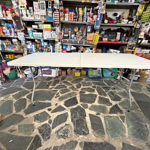 Mesa plegable 180 cm con detalle en el cierre