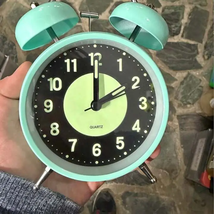 Reloj despertador con alarma
