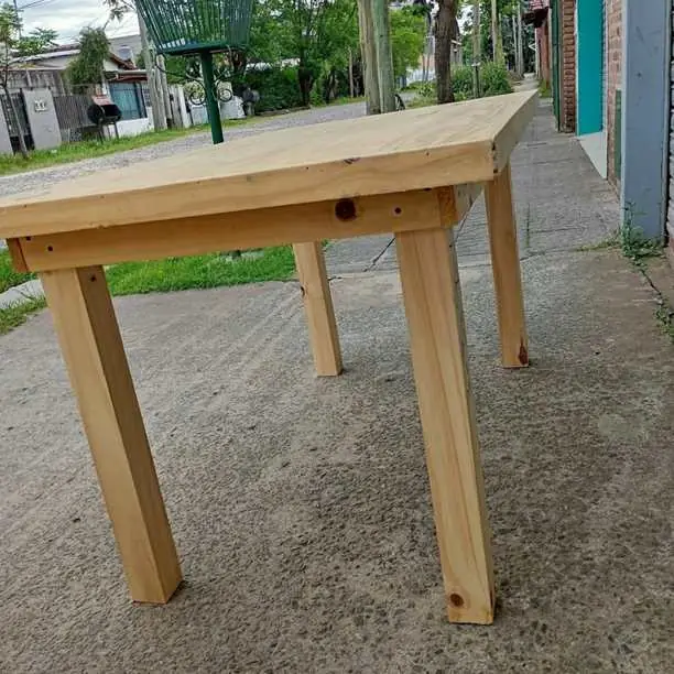 Mesa maciza de pino