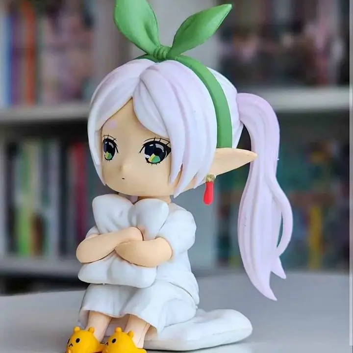 Figura Frieren Chibi Pijama con Almohada Y Pantuflas de Pollito Figura 8cm en Bolsa A5313