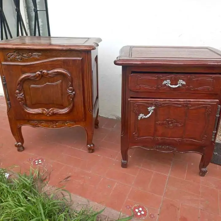Juego de mesa de luz antiguo labrados a mano