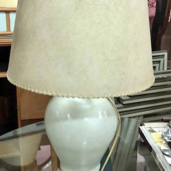 Lámpara de mesa antigua de diseño valor $40,000 alto 0.58 WhatsApp