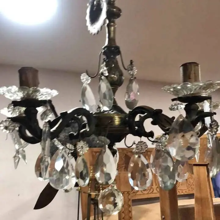 Araña antigua de bronce y cristales valor $120,000 WhatsApp