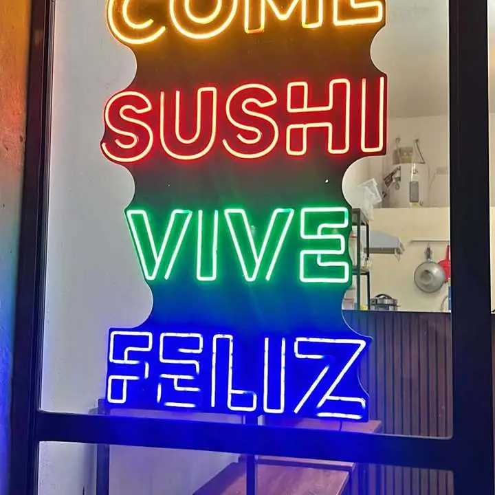 Cartel Neón LED "Come Sushi Vive Feliz" 53x90 cm