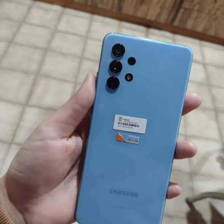 Vendo celular Samsung A32 con plata en mano tiene solo dos meses de uso,de regalo 3 fundas