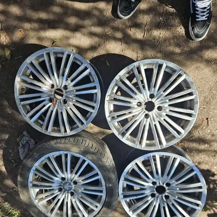 Vendo 4 llantas 17 centro peugeot citroen 120.000 las 4