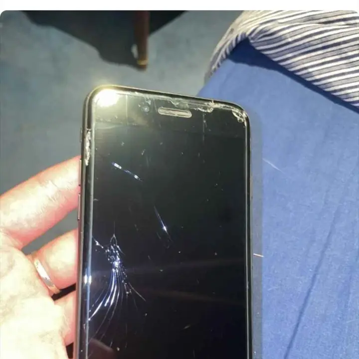 iPhone 7 de 128 libre de todo pantalla astillado no tiene bypass nada raro