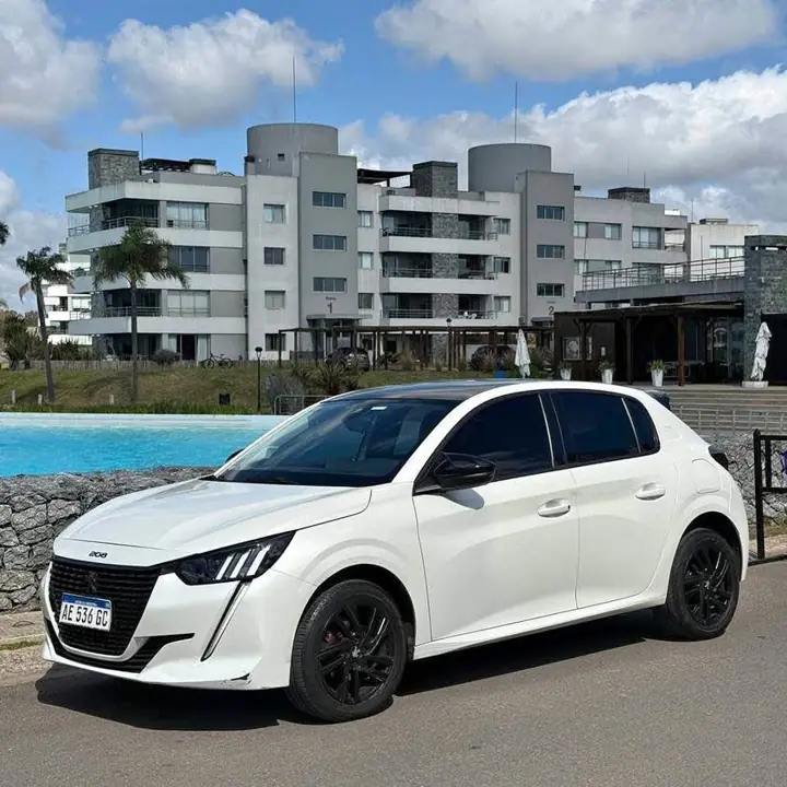 Peugeot 208 Feline kms 14.000usd