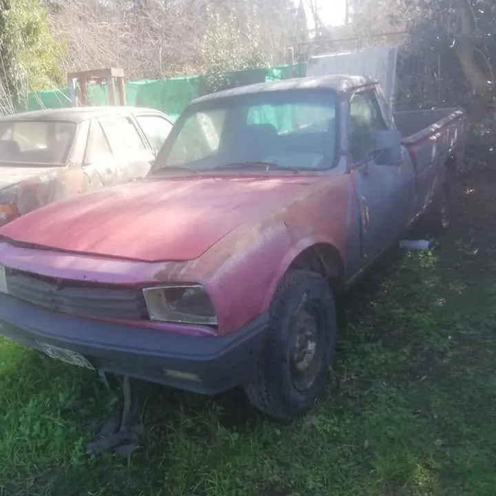 Vendo 504 pick UP 95 gasoleratodos los papeles andando hay que hacerle pisos y socalos