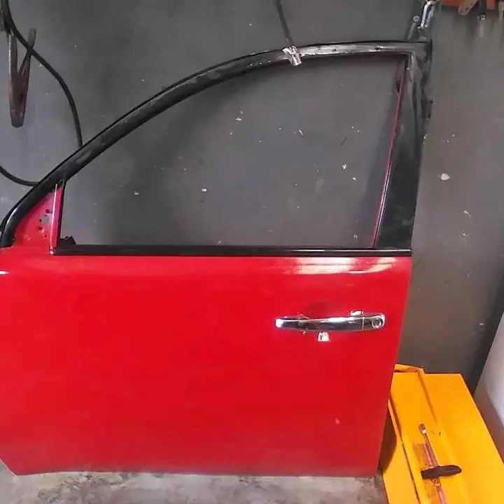 Puerta delantera izquierda de mitsubishi l200 cel $350 mil
