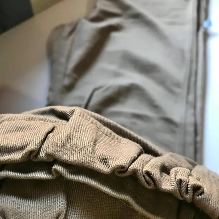 LIQUIDO Pantalón con puño marca ombu