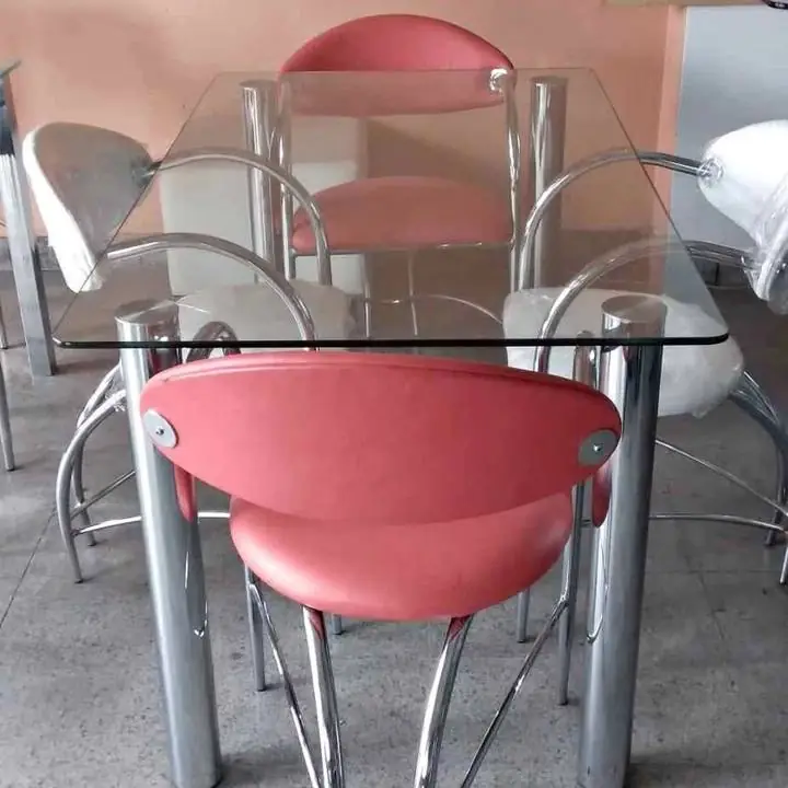 Mesa cristal sillones contemporáneos