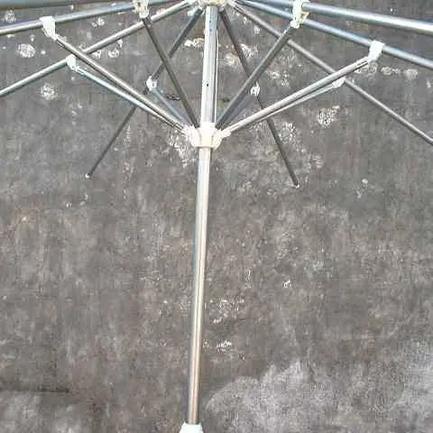 Estructura de parasol automático sin cobertura