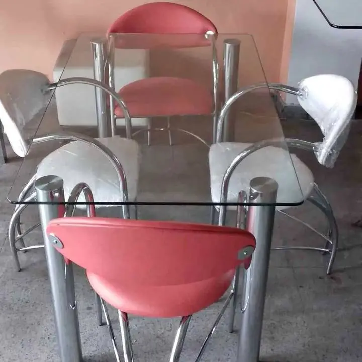 Mesa y sillas de diseño