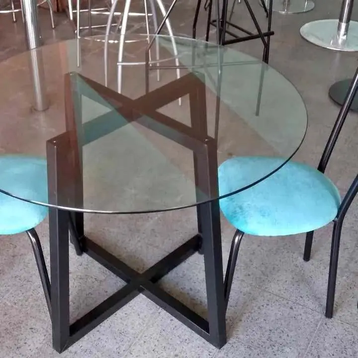 Juego de mesa y sillas