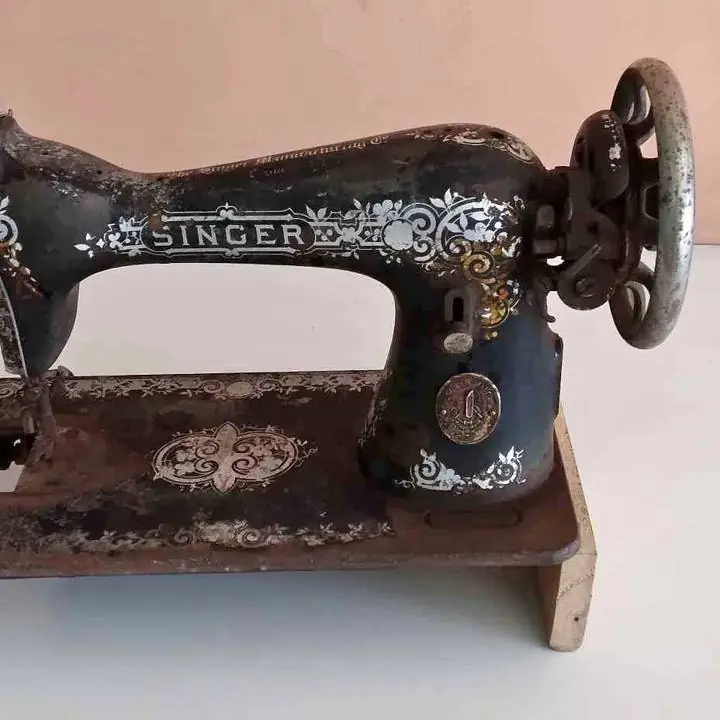 Maquina de coser antigua para decoración sin funcionamiento