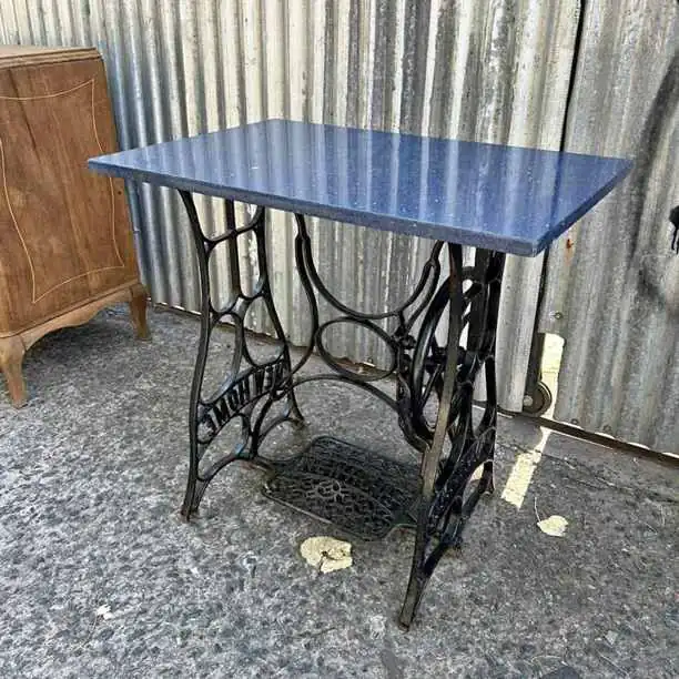 Mesa con pie de máquina tapa de mármol se encuentra en excelente estado es muy Deco Valor $85.000