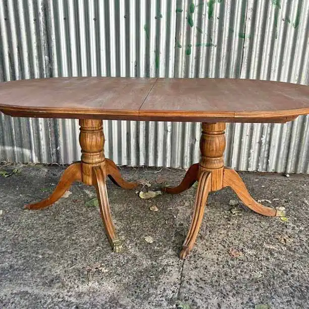Mesa antigua de nogal sin tabla de alargue lavada laqueada valor 390.000