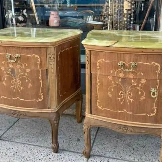 Mesas de noche antiguas valor $400.000 WhatsApp