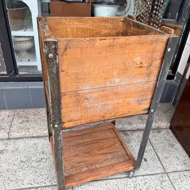 Carrito antiguo Vintage con rueditas estilo industrial valor $90,000 más datos en las fotos