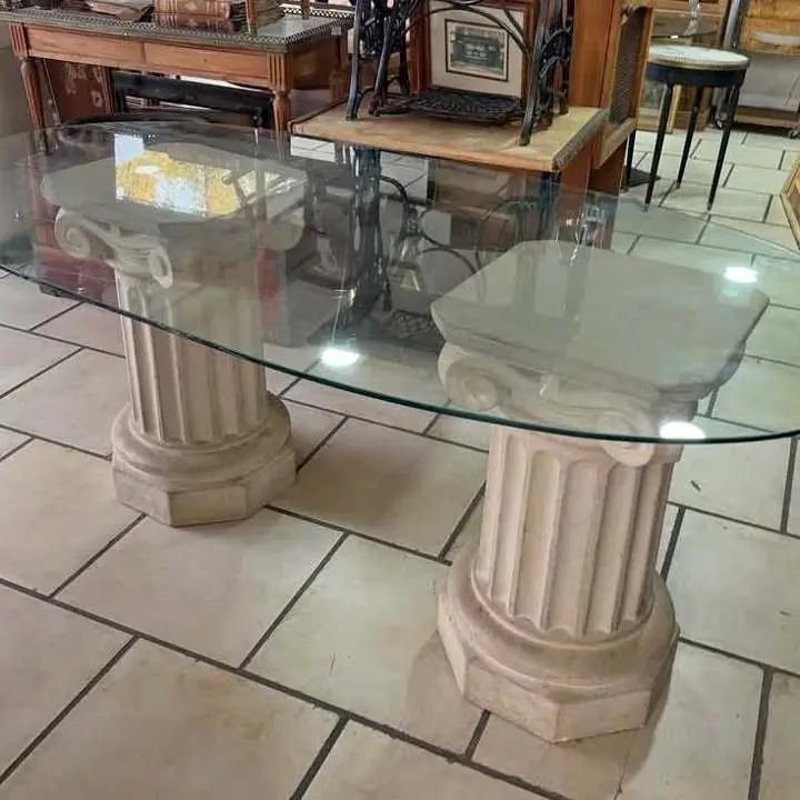 Mesa con tapa de vidrio baleado bases de columnas clásicas valor $200.000 WhatsApp