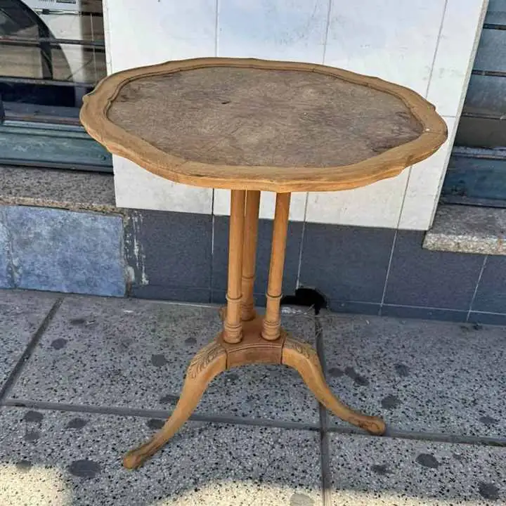 Mesa de sala estilo Chippendale se encuentra en excelente estado lavada y ladeada valor $100,000