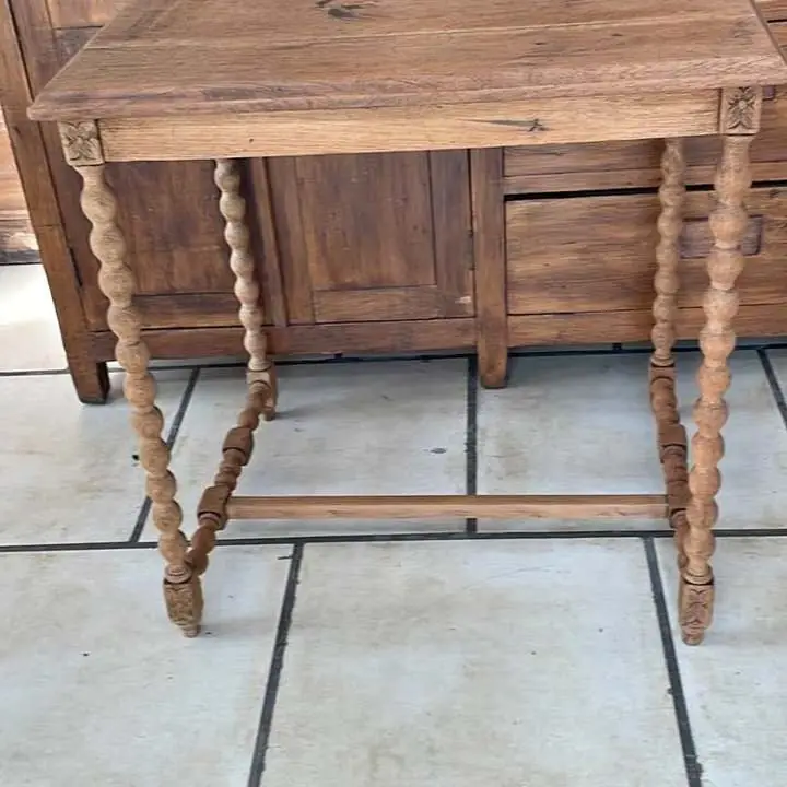 Mesa antigua de arrime toda en Roble valor $200.000 WhatsApp