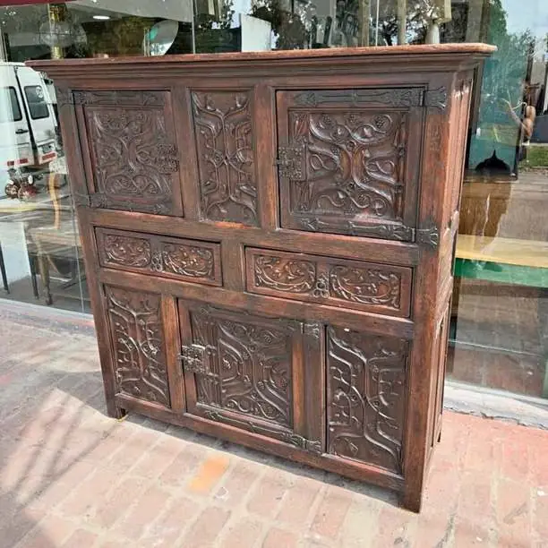 Mueble rústico de roble estilo europeo valor$800,000 más datos en la fotos