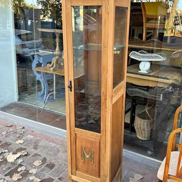Vitrina antigua de roble valor $580,000 más datos en la Fotos