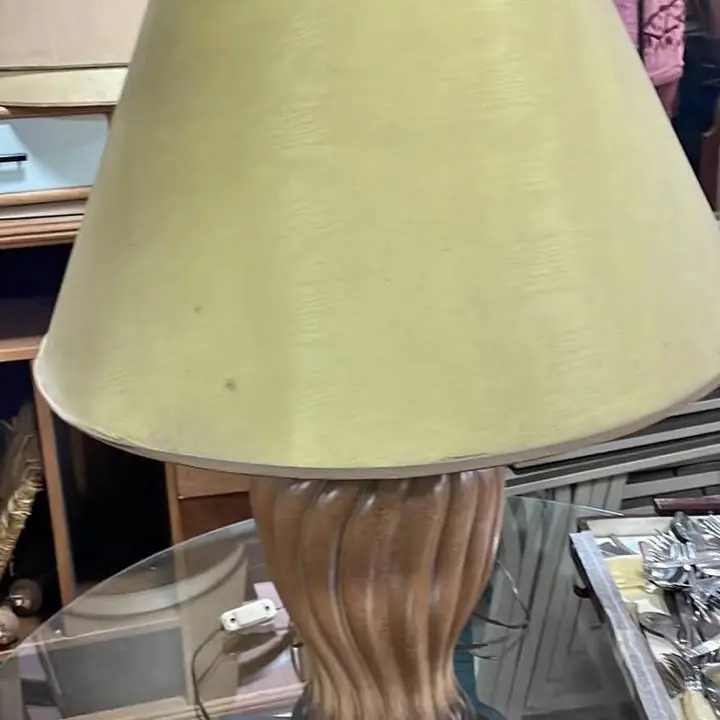 Lámpara de mesa antigua valor $30,000 WhatsApp medidas alto 0.70 diámetro 0.53