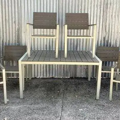 Mesa y sillas de exterior mas datos en las fotos valor $800.000