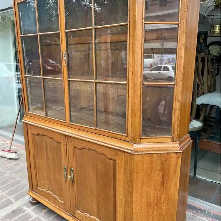 Vitrina antigua holandesa toda en roble te viste comedor más datos en la Fotos valor 1.000 dólares
