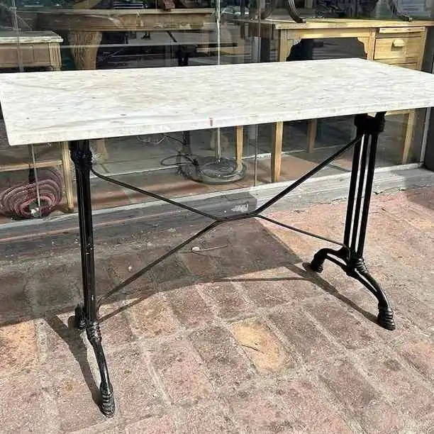 Mesa de jardín con mármol estructura de hierro macizo valor $350,000 más datos en las fotos