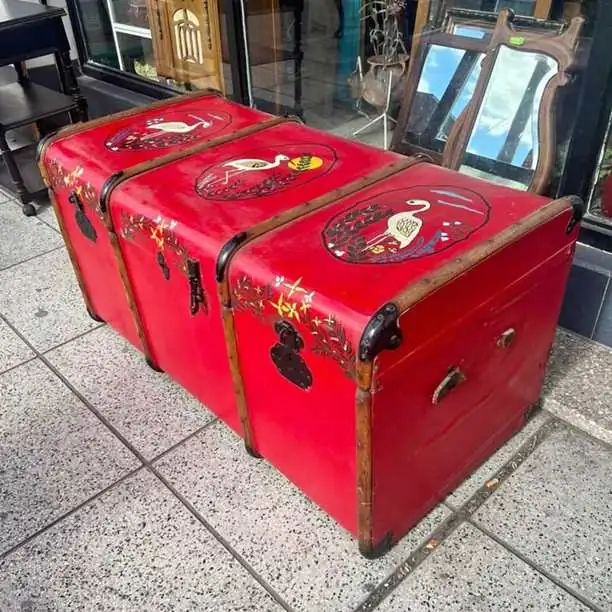 Baúl antiguo valor 150,000 WhatsApp más datos en la Fotos