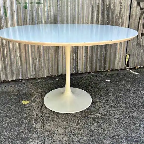 Mesa de comedor tulip primera calidad valor $450,000 más datos en la Fotos