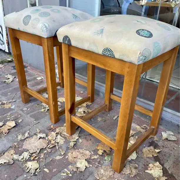Par de banquetas valor 85.000