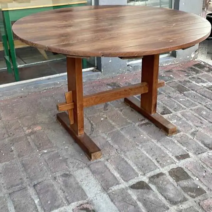 Mesa redonda de Algarrobo impecable valor $300,000