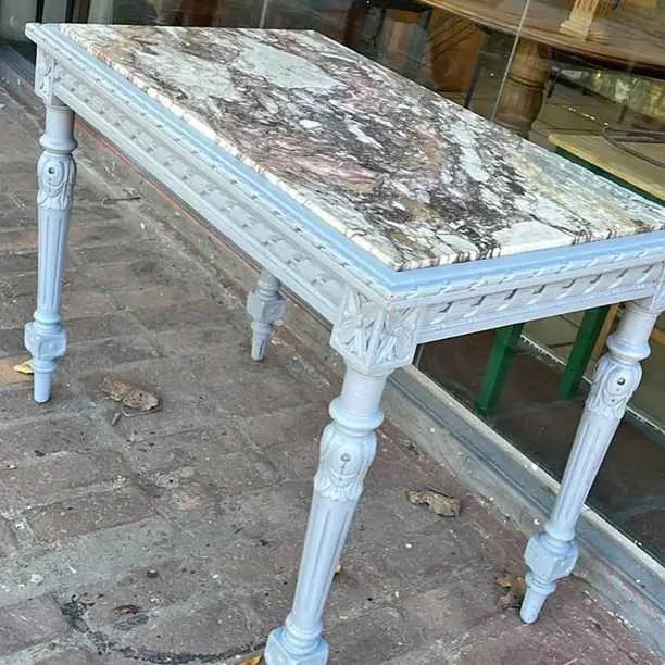 Mesa antigua con mármol estilo francés Luis XVI valor $300.000