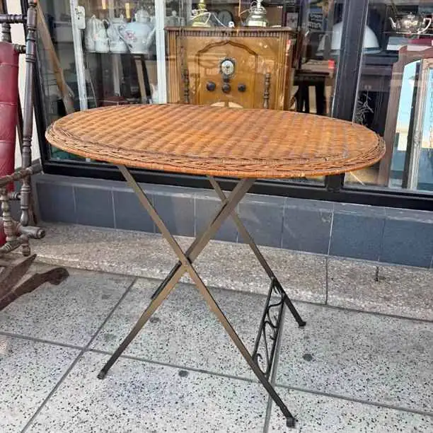 Mesa de sala antigua con tapa de Rattan medidas en las Fotos valor $150,000